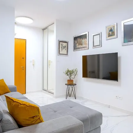 Lux Tony @ 10 Min Znjan Apartment *